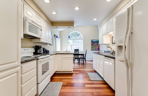 Eugene House | Beautiful Ferry Street Bridge Home, minutes from UO, downtown, and bike paths!