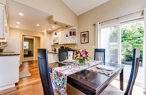 Eugene House | Beautiful Ferry Street Bridge Home, minutes from UO, downtown, and bike paths!