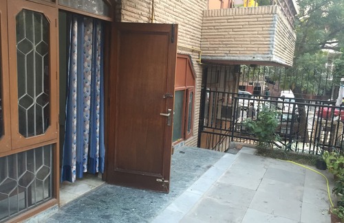 Kharera Apartment | Beautiful flat in Hauz Khas close to important land marks in NewDelhi