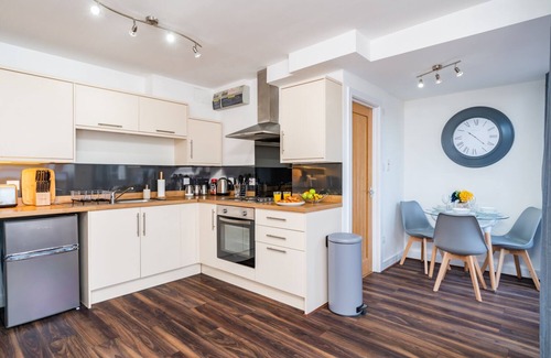 Andover Apartment | Beautiful Flat In Town Center With 55" Smart TV + Netflix