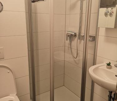 Friedrichshofen-Hollerstauden Apartment | Beautiful flat, near westpark & hostpital, easy parking