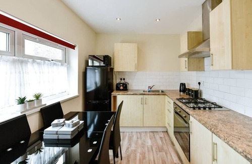 Landore House | Beautiful Four Bedroom House in Swansea
