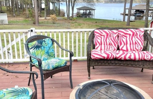 Benton House | Beautiful fully furnished lakefront house