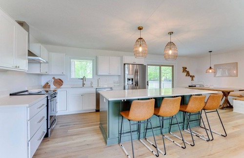 Forest Lake House | Beautiful Fully Remodeled Cheerful Lakehouse