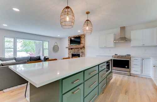 Forest Lake House | Beautiful Fully Remodeled Cheerful Lakehouse