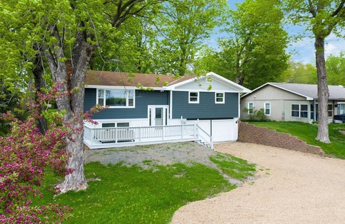 Forest Lake House | Beautiful Fully Remodeled Cheerful Lakehouse
