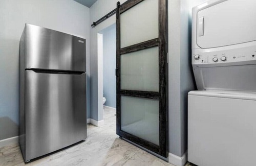 Erie Apartment | Beautiful fully remodeled 1 bd apt w King size bdn