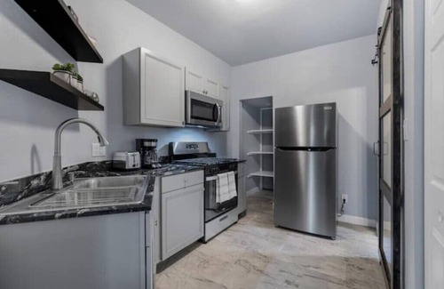 Erie Apartment | Beautiful fully remodeled 1 bd apt w King size bdn