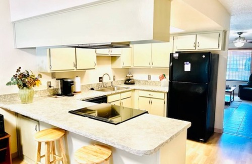Vista Del Valle House | Beautiful Fully Remodeled 2bdrm/2ba Townhouse, Private Jacuzzi, 2 min to YRMC