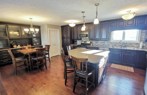 Cardston House | Beautiful fully renovated 4 bedroom house with large open kitchen