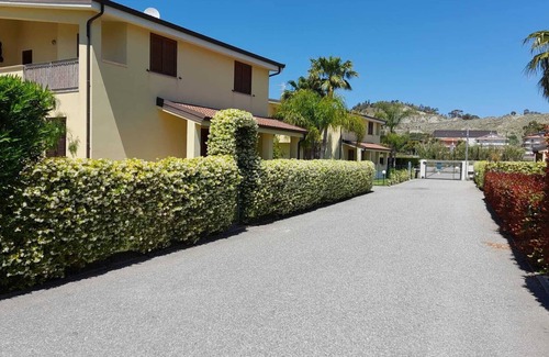 Caulonia Apartment | Beautiful Garden Apartment in Private Beachfront Development