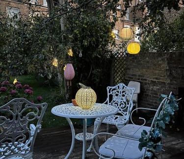 Springfield Apartment | Beautiful Garden View Apartment London