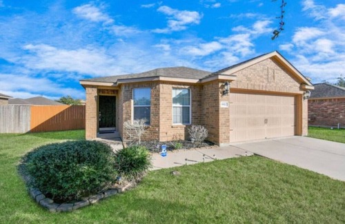 Iowa Colony House | Beautiful Gated Rental | Handicap Accessible