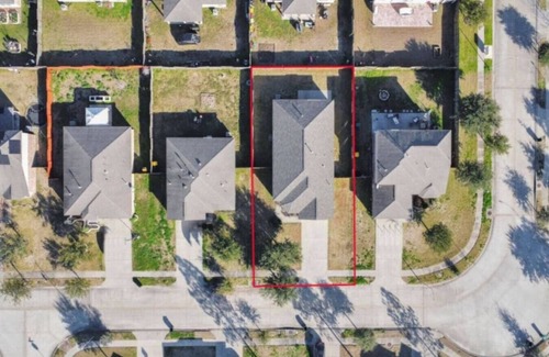 Iowa Colony House | Beautiful Gated Rental | Handicap Accessible