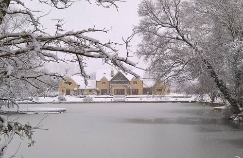 Bourton-on-the-Water Apartment | Beautiful View Of Lake