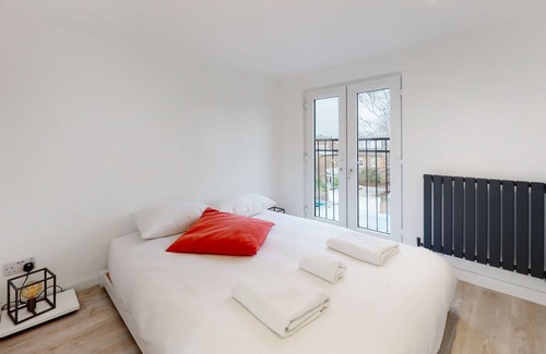 Canbury House | Beautiful 3 bed house 30 mins from Central London