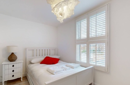 Canbury House | Beautiful 3 bed house 30 mins from Central London