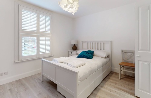 Canbury House | Beautiful 3 bed house 30 mins from Central London