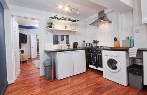 Leamington Spa House | Beautiful House in Leamington Sleeps 9 by PureStay