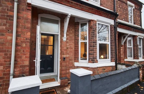 Leamington Spa House | Beautiful House in Leamington Sleeps 9 by PureStay