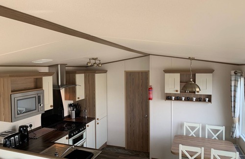 Tiddington Cabin | Beautiful 2-Bed Caravan in Stratford-upon-Avon