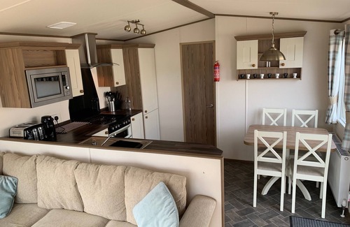 Tiddington Cabin | Beautiful 2-Bed Caravan in Stratford-upon-Avon