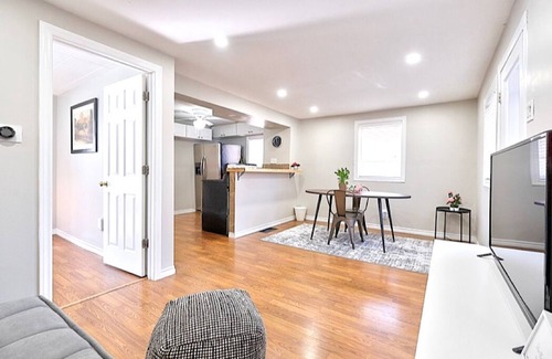 Long Branch House | BEAUTIFUL Get away! NEAR THE LAKE. Fast wifi, PRKN