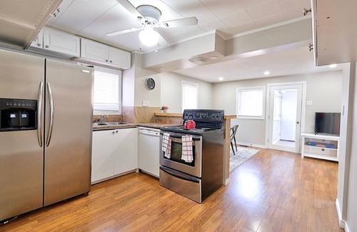 Long Branch House | BEAUTIFUL Get away! NEAR THE LAKE. Fast wifi, PRKN