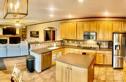 Castle Rock House | Beautiful Getaway Sleeps12 + Hot Tub + King Beds + Movie Room + Playground