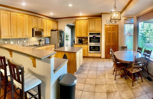 Castle Rock House | Beautiful Getaway Sleeps12 + Hot Tub + King Beds + Movie Room + Playground