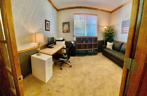 Castle Rock House | Beautiful Getaway Sleeps12 + Hot Tub + King Beds + Movie Room + Playground