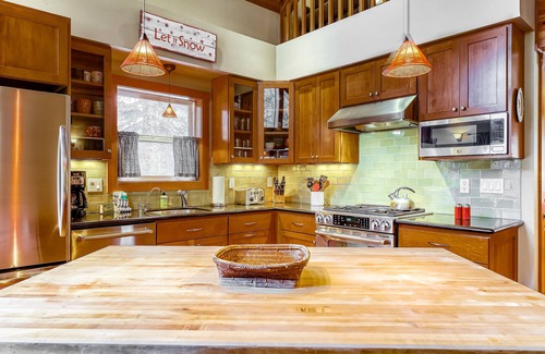 Serene Lakes House | Beautiful getaway with two fireplaces, covered deck, washer/dryer