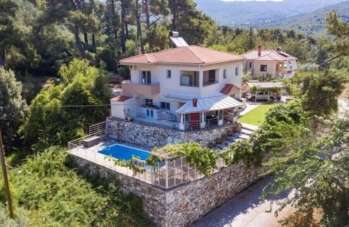 Megalos Prinos Villa | Beautiful Greek Villa with pool 5 mins from the beach