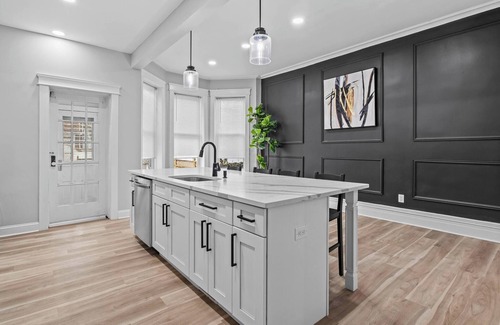 Greenville Apartment | Beautiful Green-Door Brownstone