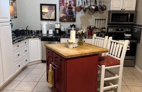 Glendale House | Beautiful Guest Cottage within close proximity to Baseball and Restaurants