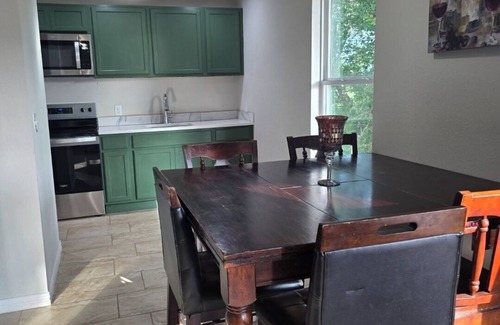Dale Cottage | Beautiful Guest House: Perfect Escape Near COTA & Tesla