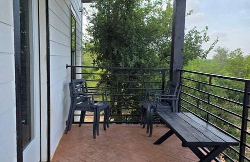 Dale Cottage | Beautiful Guest House: Perfect Escape Near COTA & Tesla