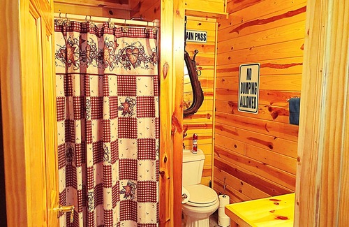 Sturgis House | Beautiful guest house with garage