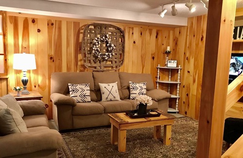 Hendersonville House | Beautiful guest suite on 20 acre working farm and special event venue