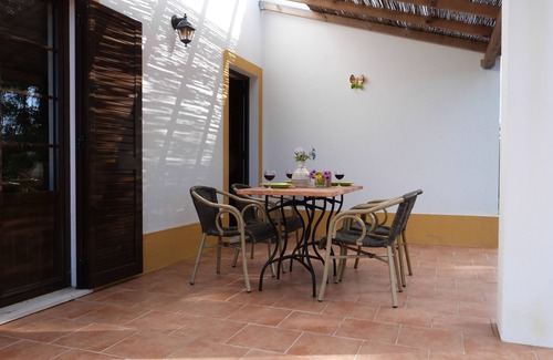 Santiago do Cacem House | Beautiful. house located on a hill