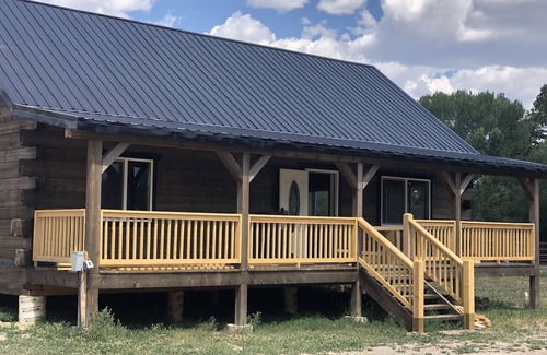 Dubois Cabin | Beautiful hand-crafted log cabin on Horse Creek one block off Main Street.