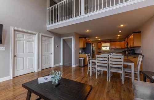 Sloans Valley House | Beautiful "Harborview at Lake Cumberland" overlooking Lee's Ford Marina.
