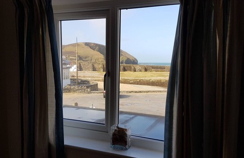 Portreath House | BEAUTIFUL HARBOURSIDE COTTAGE, 2 MIN WALK TO BEACH, Check out reduced 2025 rates