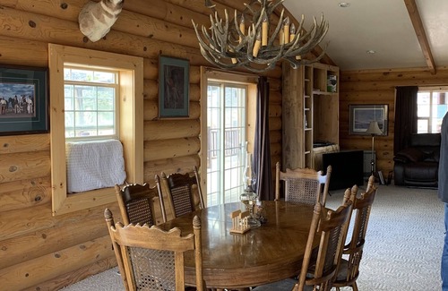 Plush House | Beautiful Hart Mountain Log House