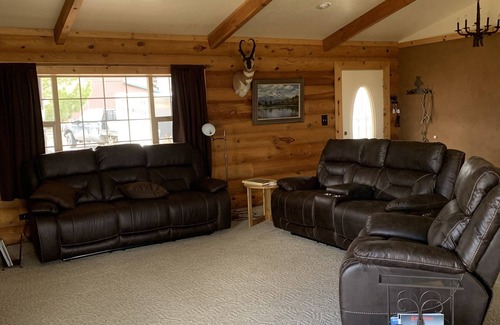 Plush House | Beautiful Hart Mountain Log House