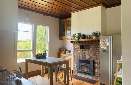 Havelock North Cottage | Beautiful Havelock North Country Cottage on Organic Orchard. Pet friendly.