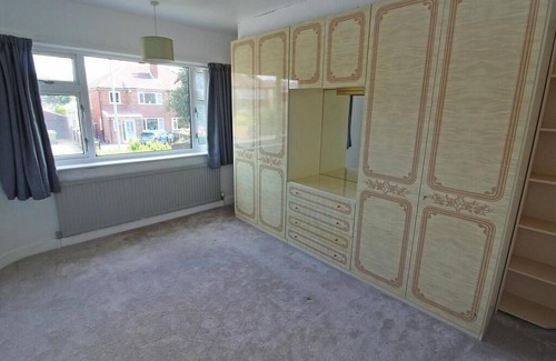 Chapeltown Apartment | Beautiful Hawkhill 3 bed sleeps 5 Parking & Garden