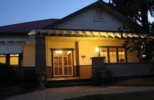 Horsham House | Beautiful Heritage Home, Short Stroll to the town centre.
