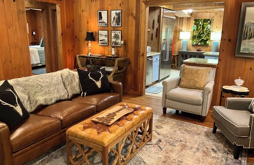 Highlands Cottage | Beautiful Highlands cabin! 8 min to town-Pet friendly-lots of outdoor space