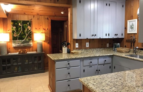 Highlands Cottage | Beautiful Highlands cabin! 8 min to town-Pet friendly-lots of outdoor space